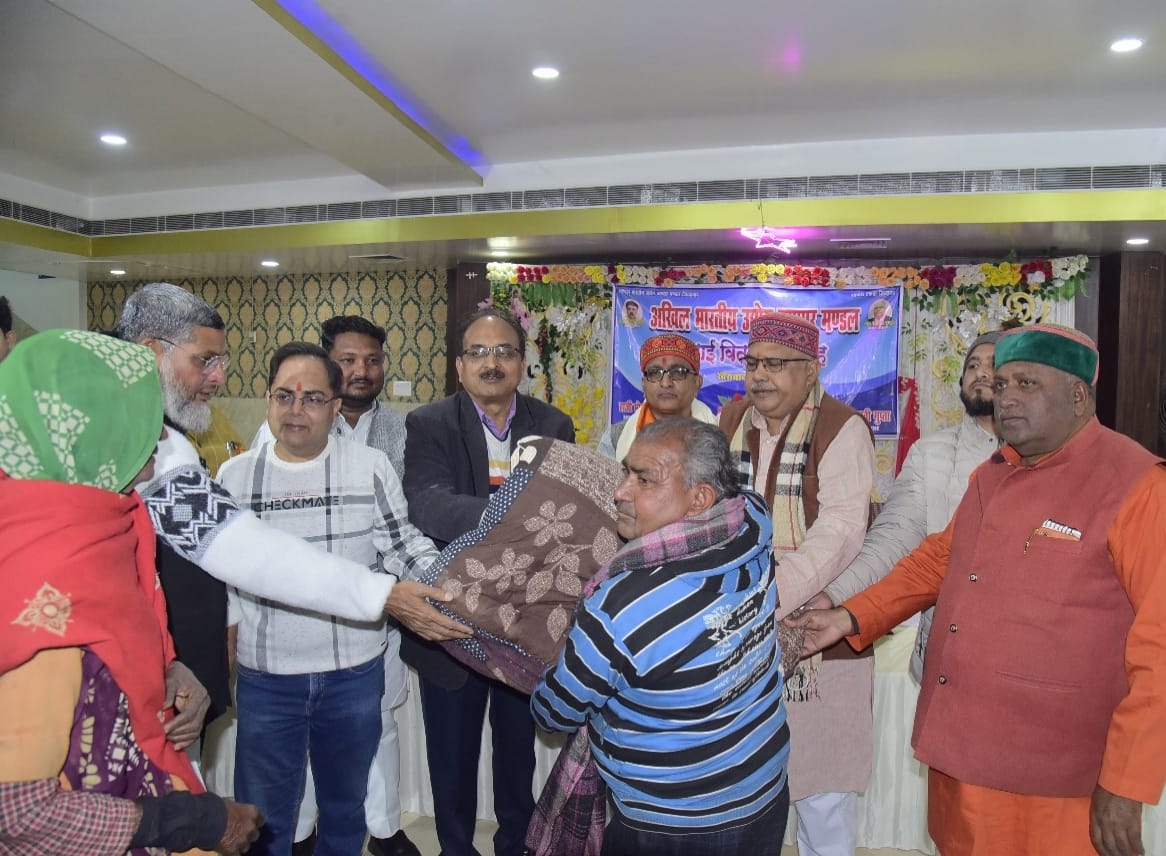 जरूरतमंद को रजाई प्रदान करते हुए