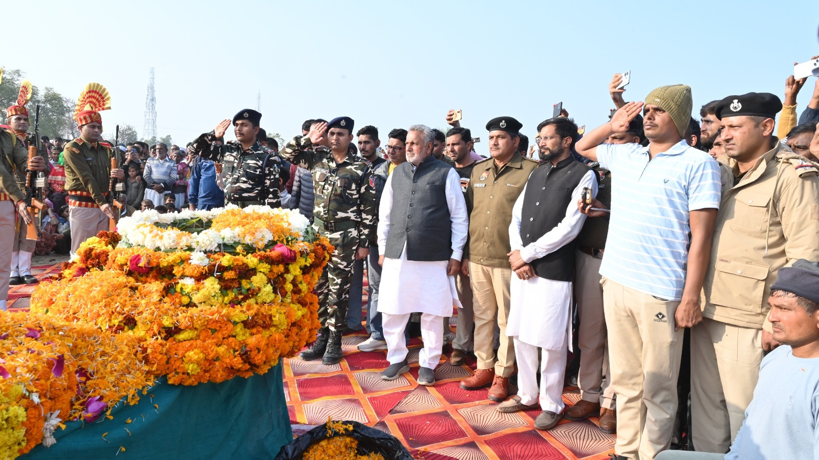 शहीद सुरजीत सिंह को अंतिम विदाई देते जवान।