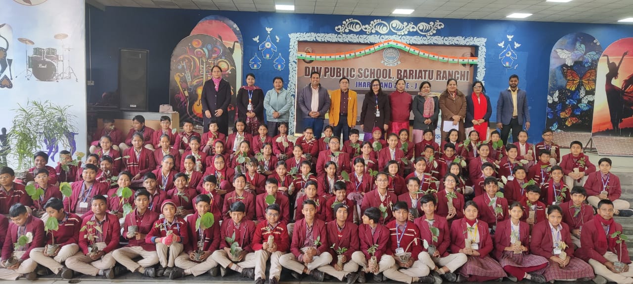 फलदार पौधों वितरण में जुटे छात्रगण