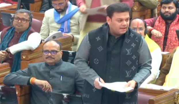 सदन में विपक्षी दल के सवालों को जवाब देते बेसिक शिक्षा राज्य मंत्री (स्वतंत्र प्रभार) संदीप सिंह