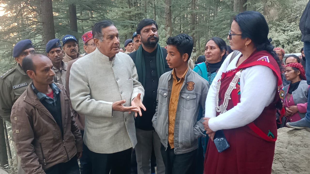 आयोग जांच करता हुआ