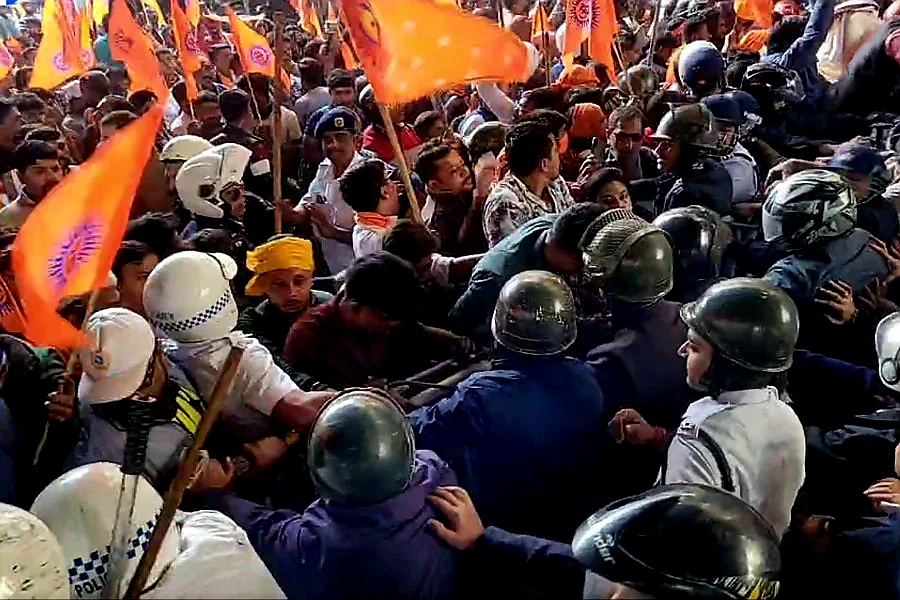 बांग्लादेश हाई कमीशन के घेराव की तस्वीर