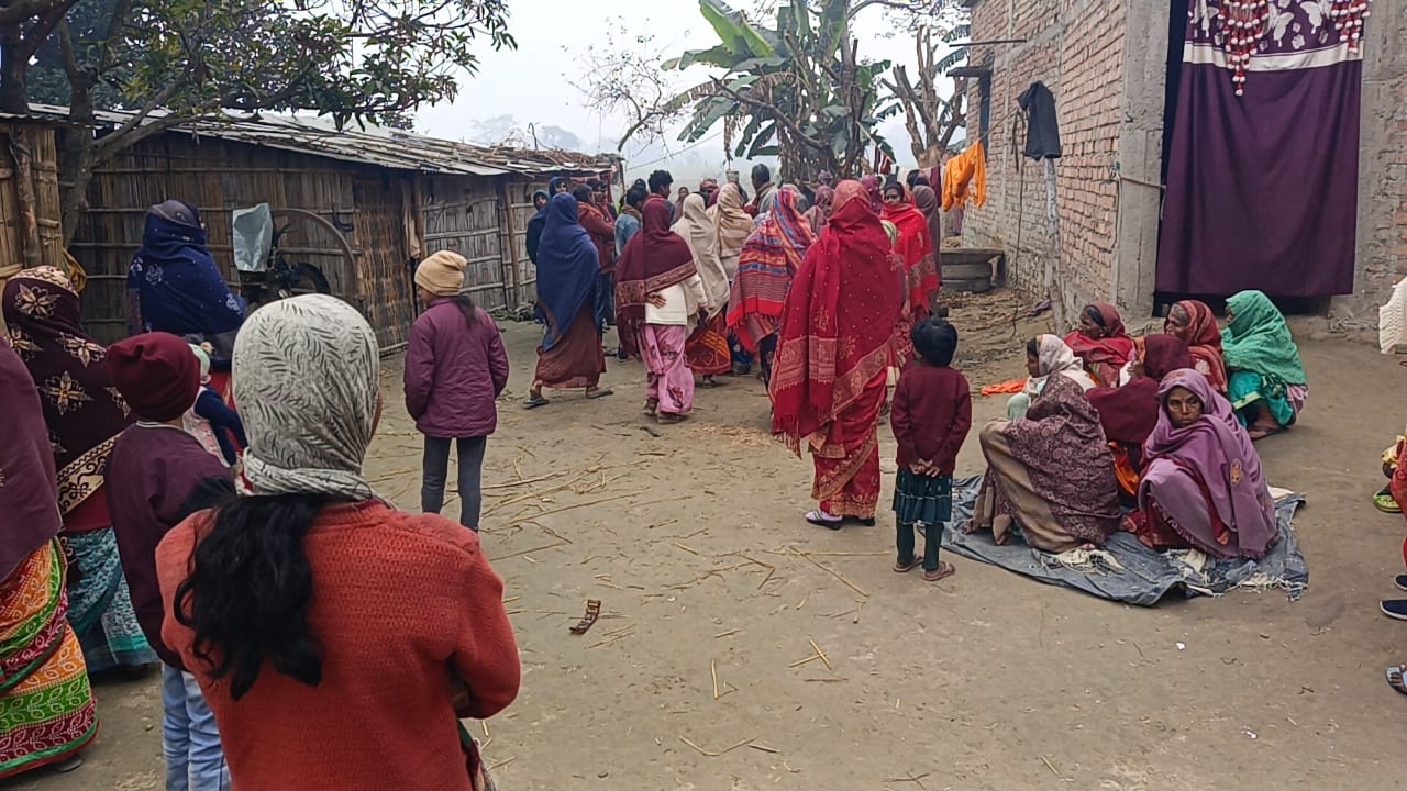 पेड़ पर फंदे से लटका मिला युवक, परिजनों ने लगाया हत्या का आरोप