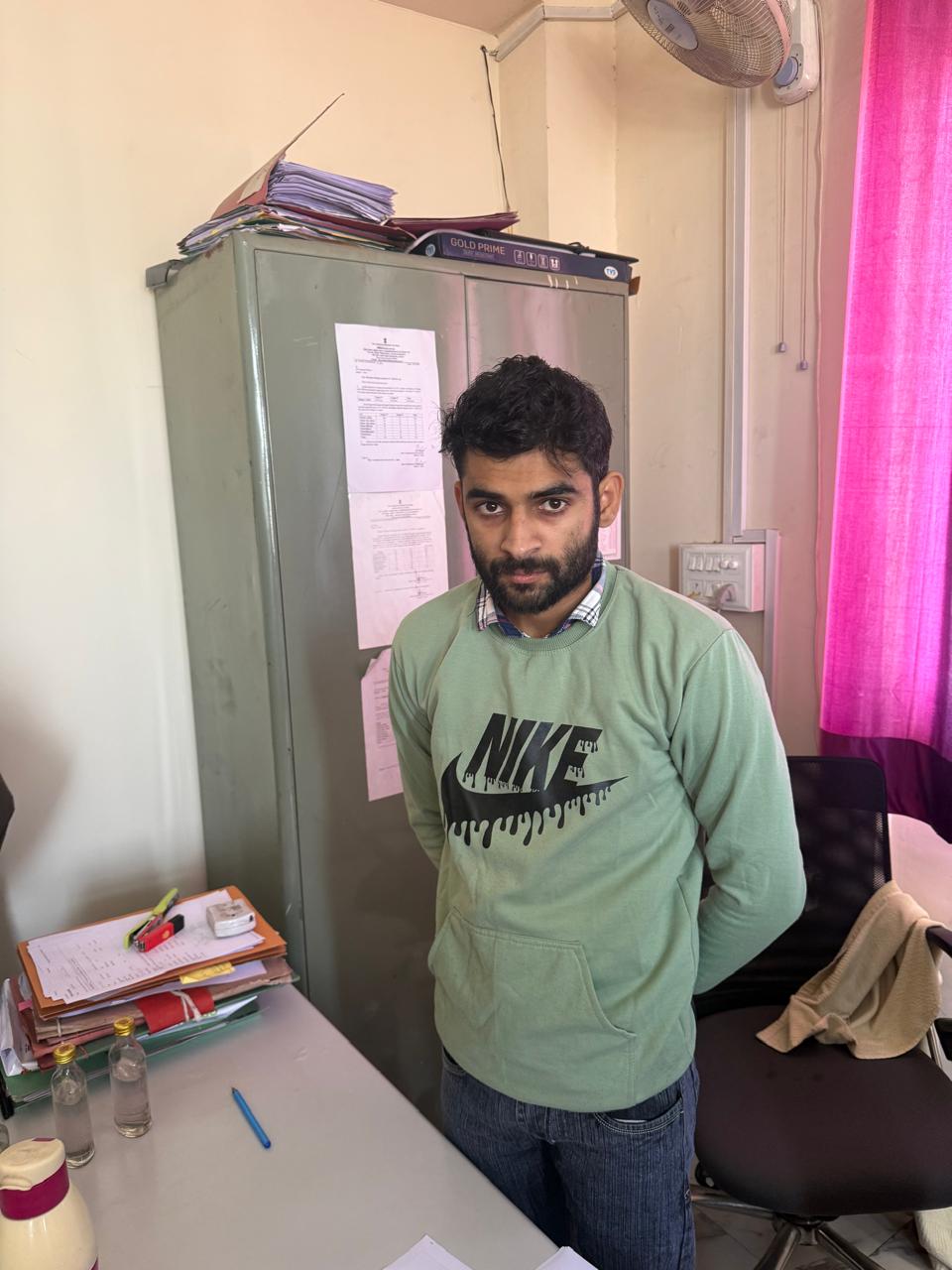 आयकर विभाग का डाटा एन्ट्री ऑपरेटर चार हजार रुपये की रिश्वत लेते गिरफ्तार