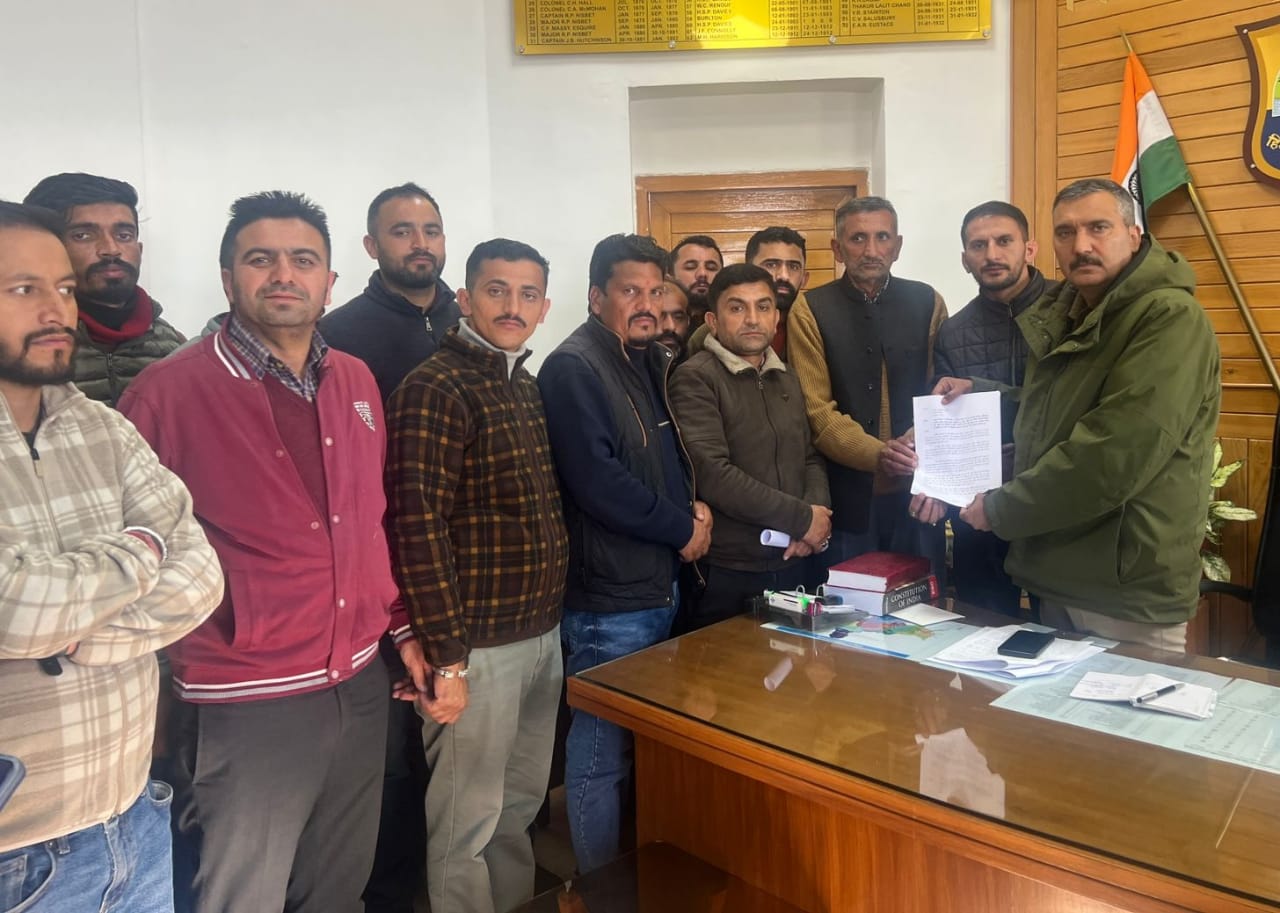 एसपी को शिकायत पत्र सौंपते मरीज के परिजन