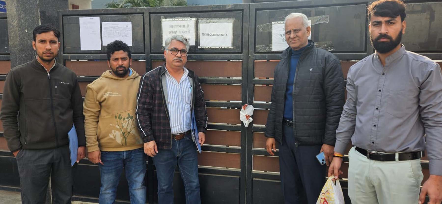 गुरुग्राम के जोन-1 में प्रॉपर्टी टैक्स बकाया होने पर सीलिंग करते नगर निगम के अधिकारी.