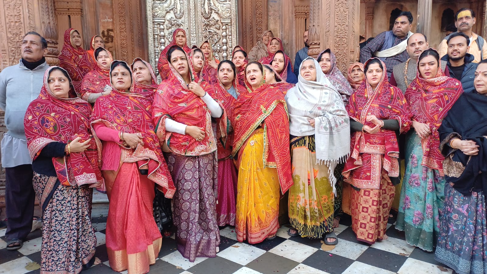गोस्वामी महिलाएं प्रदर्शन करती हुई।