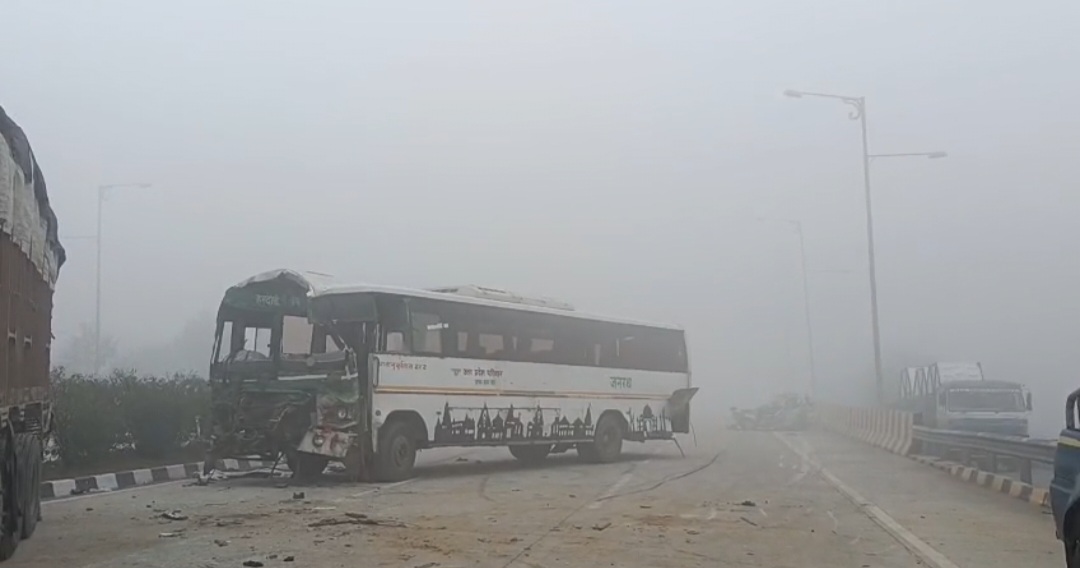 दुर्घटनाग्रस्त बस की फोटो