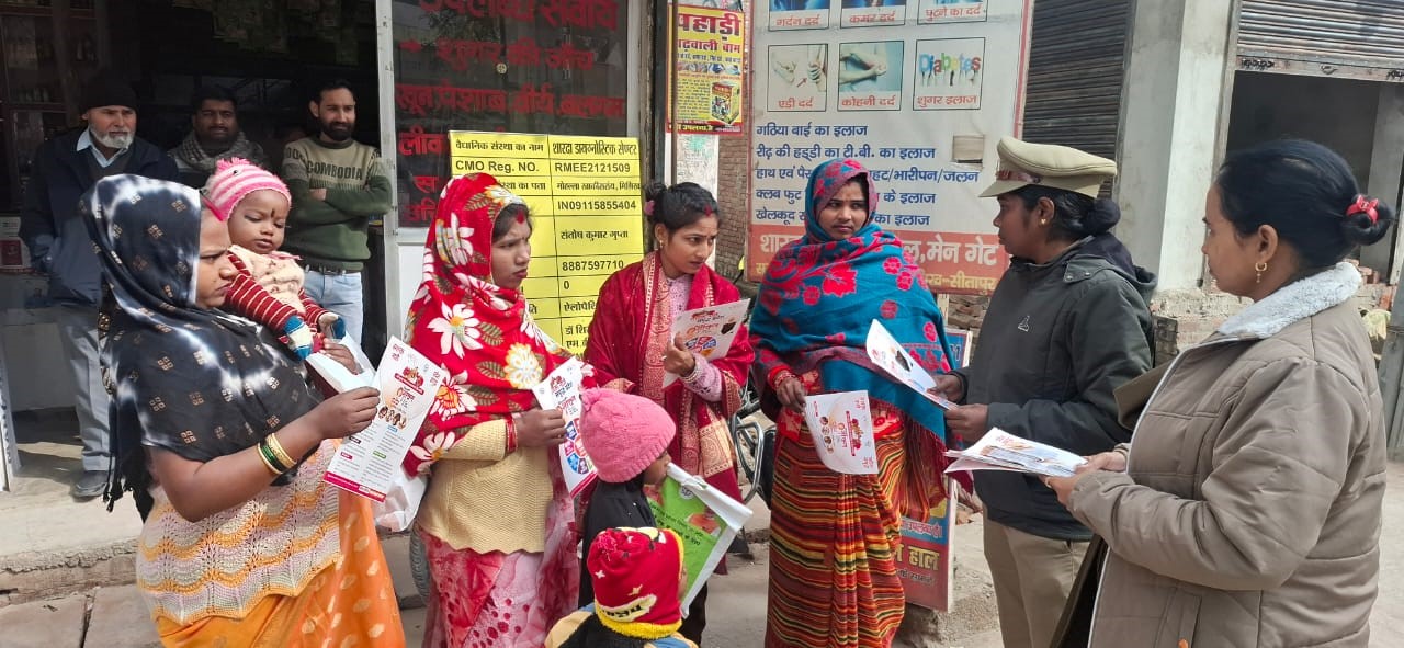 महिलाओं से संवाद करती मिशन शक्ति की टीम