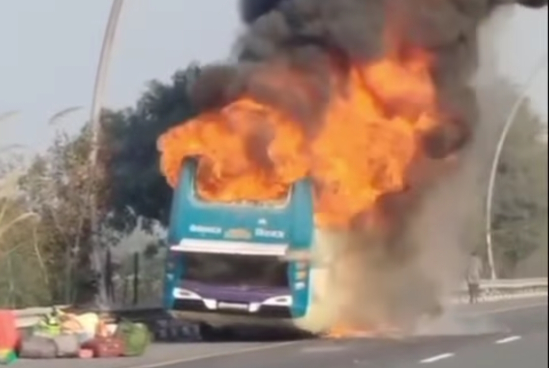 धू धू कर जलती बस