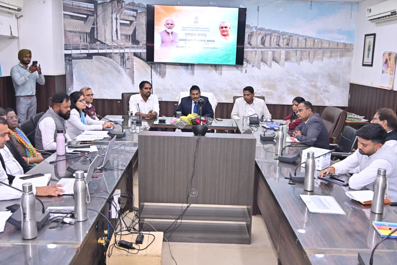 कलेक्ट्रेट सभाकक्ष में जिले के अधिकारी-कर्मचारियों को संबोधित करते हुए सेवानिवृत्त आईएएस एवं सदस्य सचिव (रेरा) धनंजय देवांगन।