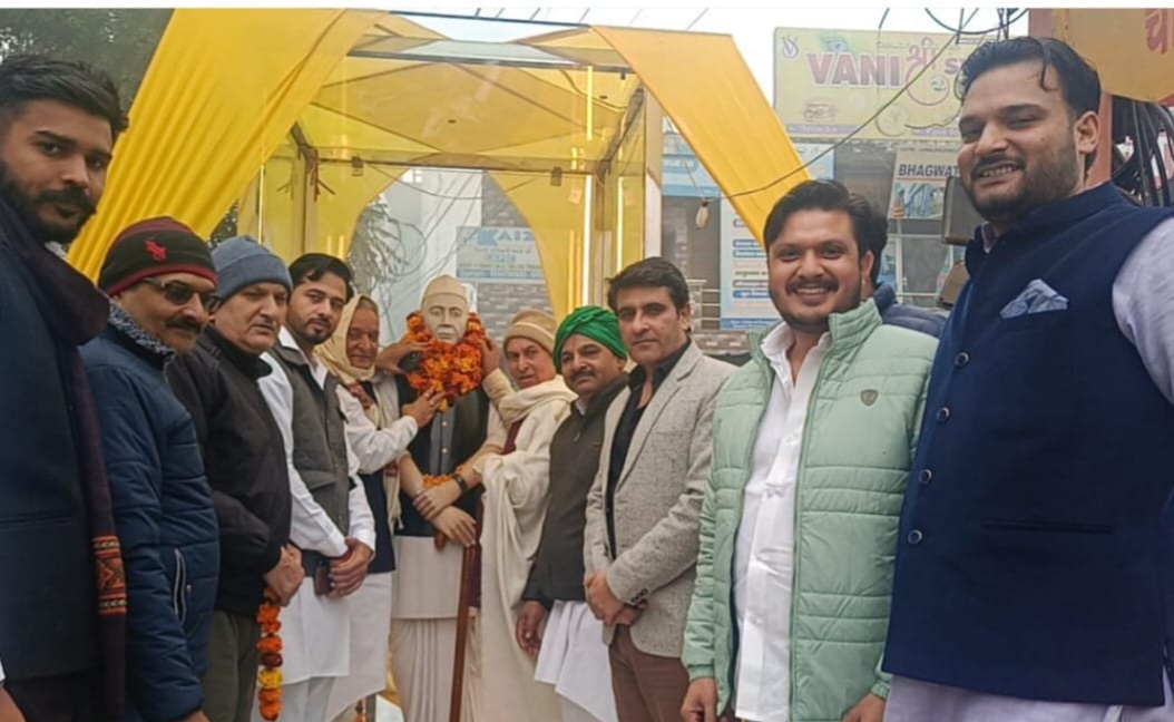 चौधरी चरण सिंह को श्रद्धांजलि देते हुए