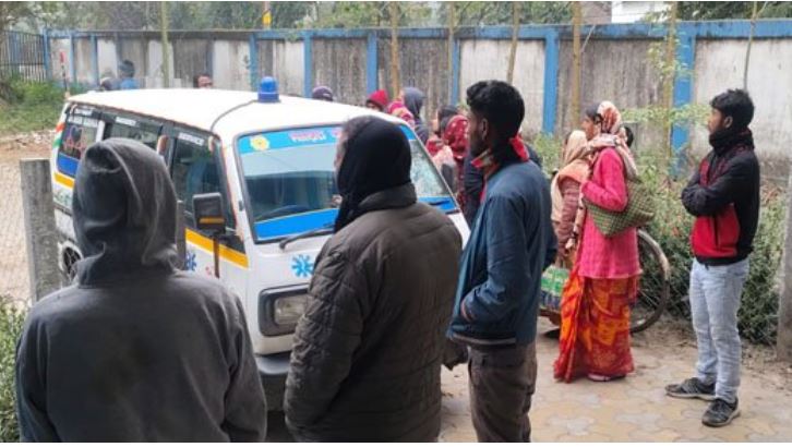मेडिकल वैन में शव के साथ रोते बिलखते परिवार