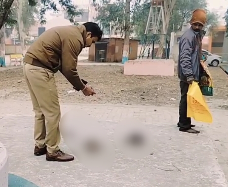 घटनास्थल पर मौजूद पुलिस घटनास्थल पर मौजूद पुलिस