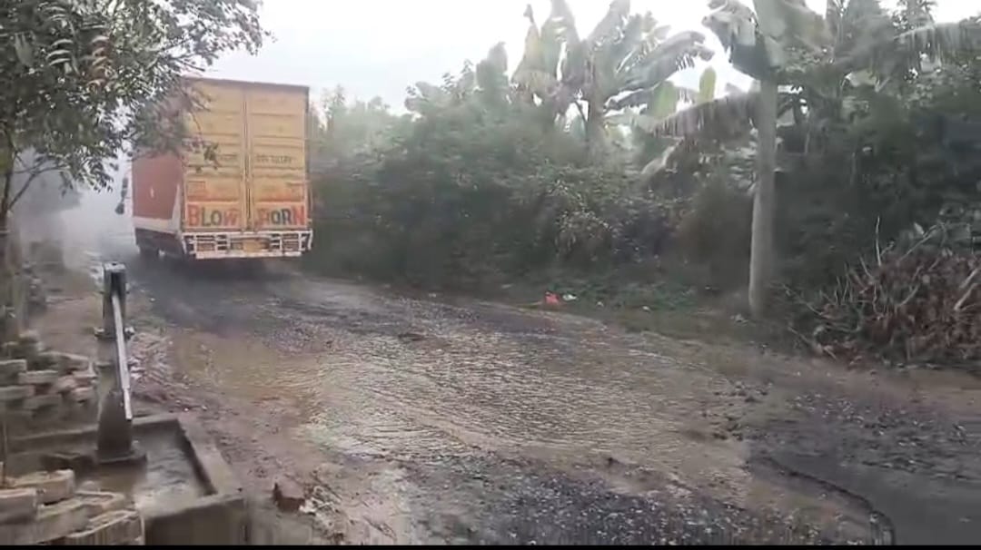 सड़क पर बह रहा पानी