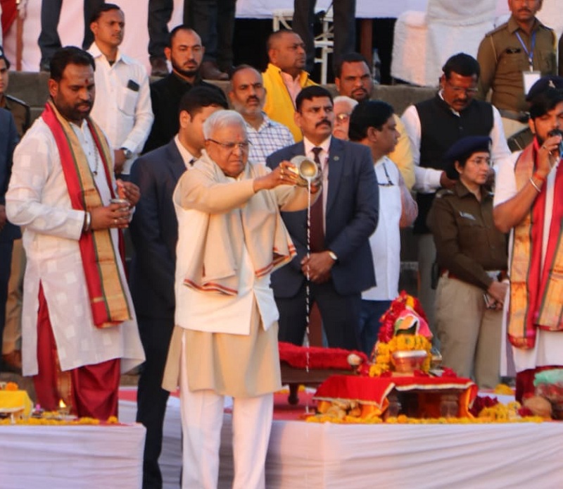 मप्रः राज्यपाल पटेल ने महेश्वर के अहिल्या घाट पर की माँ नर्मदा आरती