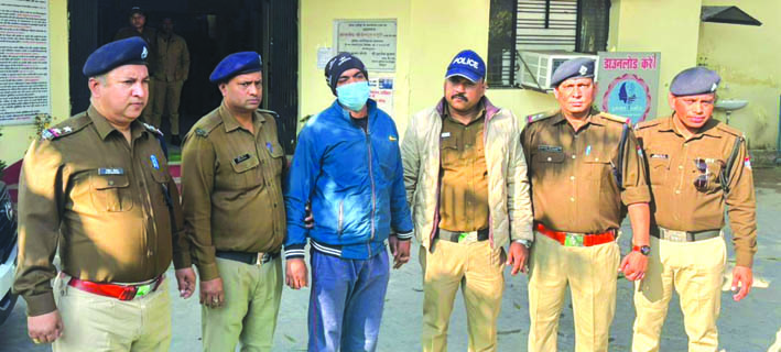 पुलिस गिरफ्त में आरोपित पुलिस गिरफ्त में आरोपित