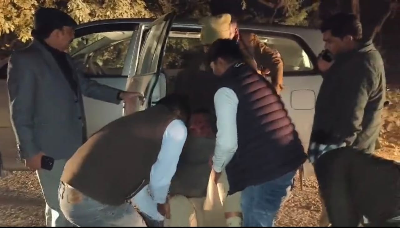 घायल सिपाही को उठाकर गाड़ी में ले जाते हुए