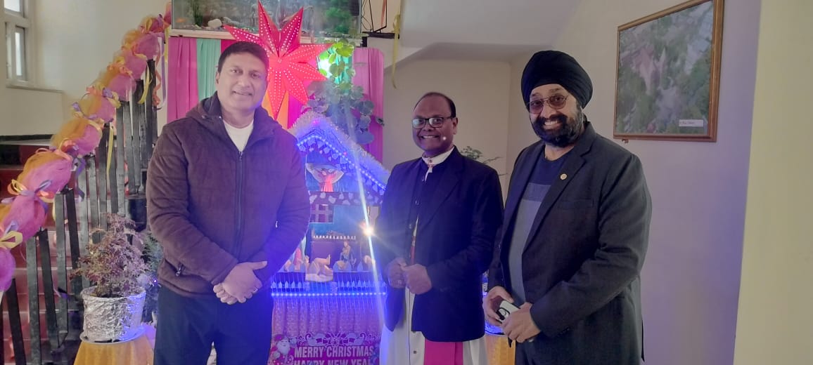आर्चविशप से मुलाकात करते अजय नाथ शहदेव सहित अन्य आर्चविशप से मुलाकात करते अजय नाथ शहदेव सहित अन्य