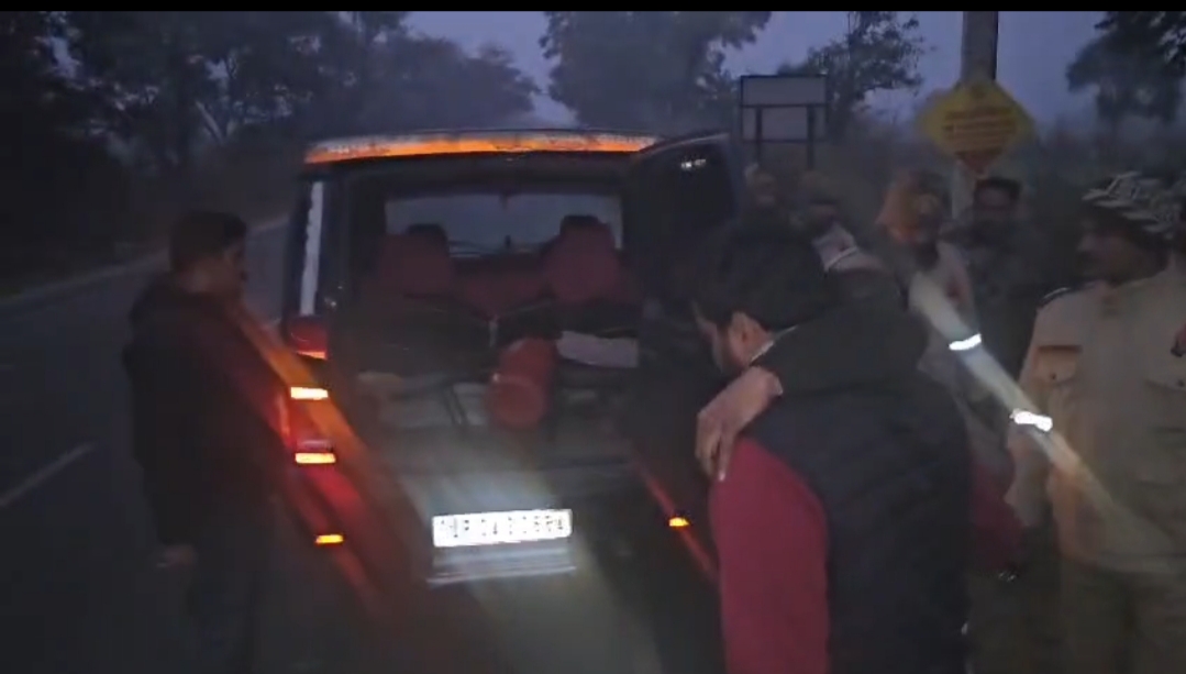 गोरी लगने से घायल बदमाश को अस्पताल ले जाती पुलिस