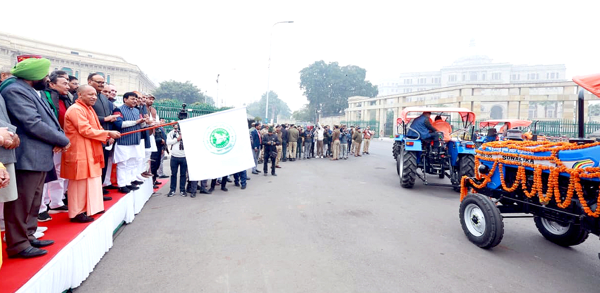 ‘किसान सम्मान दिवस’ कार्यक्रम में किसानों को दी ट्रैक्टर की चाबी देकर हरी झंडी दिखाकर रवाना करते सीएम योगी आदित्यनाथ