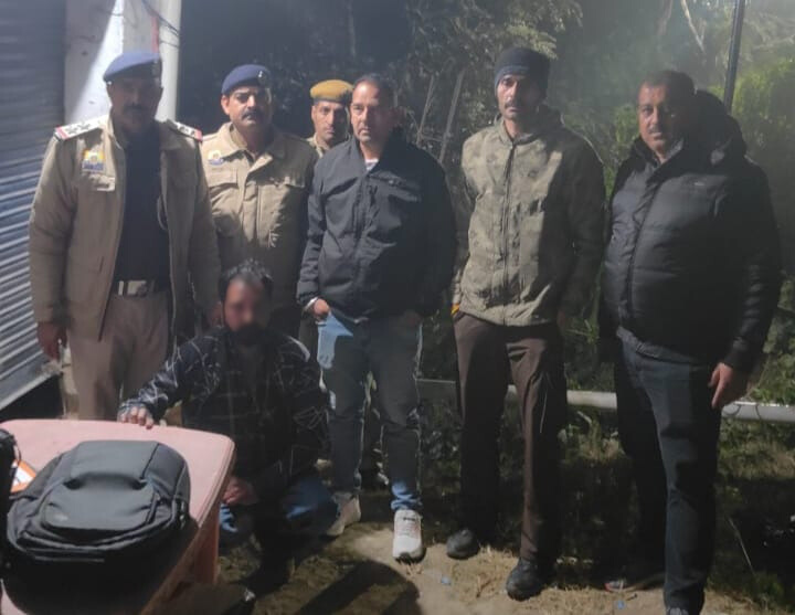 चरस और नकदी के साथ गिरफ्तार आरोपी। चरस और नकदी के साथ गिरफ्तार आरोपी।