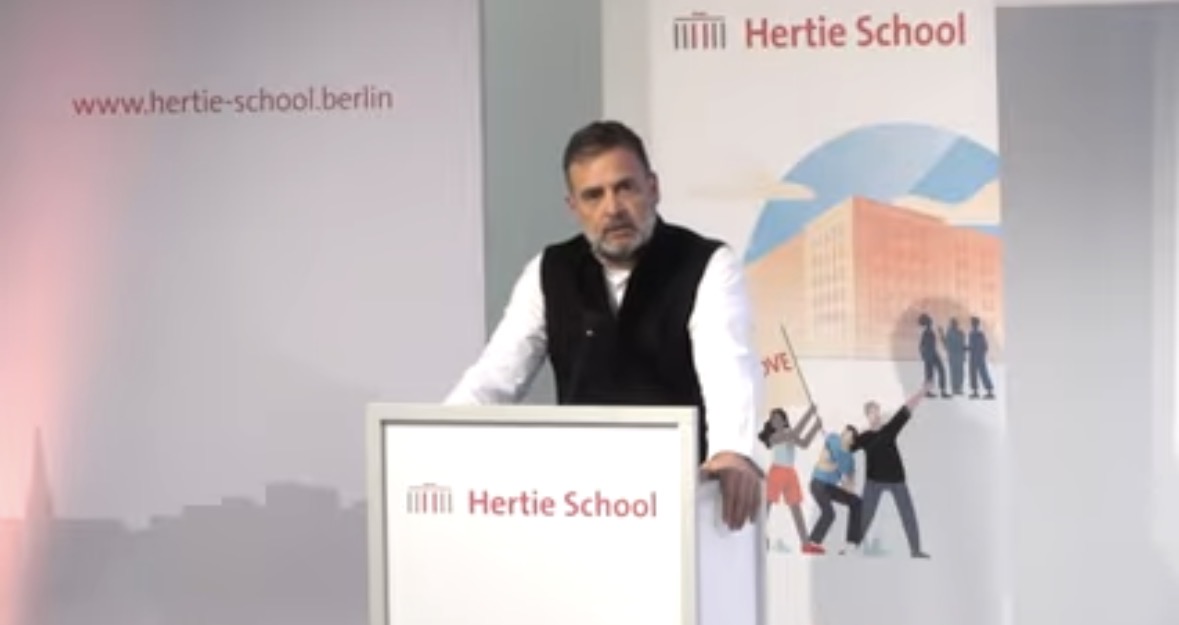 लोकसभा में नेता प्रतिपक्ष राहुल गांधी ने अपने 5 दिवसीय जर्मनी दौरे के दौरान भारतीय जनता पार्टी पर भारतीय संविधान की मूल भावना को कमजोर करने की साजिश रचने का आरोप लगाया है। उन्होंने कहा कि भाजपा संविधान में निहित समान अधिकार, राज्यों की समानता, भाषाई विविधता और धार्मिक समानता के विचार को समाप्त करना चाहती है। राहुल गांधी ने बर्लिन स्थित हर्टी स्कूल में आयोजित कार्यक्रम के दौरान छात्रों से संवाद करने का सोमवार रात लगभग एक घंटे का वीडियो सोशल मीडिया पर जारी किया। इस वीडियो में राहुल गांधी ने लोकतंत्र, संस्थाओं और वैश्विक हालात पर अपने विचार रखे। राहुल गांधी ने कहा कि देश की लोकतांत्रिक संस्थाएं स्वतंत्र रूप से कार्य नहीं कर पा रही हैं और केंद्रीय अन्वेषण ब्यूरो (सीबीआई) और प्रवर्तन निदेशालय (ईडी) जैसी एजेंसियों का राजनीतिक हथियार के रूप में उपयोग किया जा रहा है। इन एजेंसियों की कार्रवाई मुख्य रूप से विपक्षी नेताओं के खिलाफ होती है, जबकि भाजपा नेताओं पर मामलों का अभाव दिखाई देता है। कांग्रेस की लड़ाई केवल भाजपा से नहीं, बल्कि संस्थागत ढांचे और एजेंसियों पर कथित कब्जे के खिलाफ भी है। चुनावी प्रक्रिया को लेकर राहुल गांधी ने कहा कि कांग्रेस ने तेलंगाना और हिमाचल प्रदेश के चुनाव जीते हैं और हरियाणा चुनाव में भी पार्टी को जीत का भरोसा है। उन्होंने दावा किया कि हरियाणा की मतदाता सूची में एक विदेशी महिला का नाम पाए जाने का मुद्दा उठाया गया, लेकिन चुनाव आयोग की ओर से संतोषजनक जवाब नहीं मिला। राहुल गांधी ने महाराष्ट्र के चुनावों की निष्पक्षता पर भी सवाल किए। राहुल गांधी ने कहा कि दुनिया इस समय बड़े बदलाव के दौर से गुजर रही है। पहले भारत को अमेरिका के प्रभुत्व वाली वैश्विक व्यवस्था से लाभ मिला, लेकिन अब अमेरिका की सैन्य, आर्थिक और वित्तीय शक्ति को चुनौतियों का सामना करना पड़ रहा है और आंतरिक समस्याएं भी बढ़ी हैं। वैश्विक उत्पादन का बड़ा हिस्सा चीन के पास चला गया है, जिससे भारत जैसे देशों के लिए केवल सेवा क्षेत्र के आधार पर बड़े पैमाने पर रोजगार पैदा करना कठिन हो गया है। राहुल गांधी ने कहा कि भारत में व्यापक स्तर पर रोजगार सृजन के लिए विनिर्माण क्षेत्र का मजबूत होना आवश्यक है। भाजपा सरकार ने कुछ बड़े उद्योग समूहों को प्राथमिकता दी, जिससे व्यापार पर जोर बढ़ा और उत्पादन प्रभावित हुआ। नोटबंदी और वस्तु एवं सेवा कर जैसी नीतियों से छोटे और मध्यम उद्योगों को नुकसान पहुंचा, जिसका सीधा असर रोजगार पर पड़ा। राहुल गांधी ने मौजूदा स्थिति को भारत के दो विचारधारात्मक दृष्टिकोणों के बीच संघर्ष बताया। उन्होंने कहा कि एक दृष्टिकोण मजबूत नेता के केंद्रीकृत शासन में विश्वास करता है, जबकि दूसरा संवाद, सहमति और देश की विविधता को साथ लेकर चलने पर आधारित है। भारत इतना बड़ा और विविध देश है कि उसका भविष्य किसी एक व्यक्ति द्वारा तय नहीं किया जा सकता। संविधान भारत को राज्यों का संघ मानता है, लेकिन मौजूदा सरकार इस पर व्यापक चर्चा के लिए तैयार नहीं है। लोकसभा में नेता प्रतिपक्ष राहुल गांधी ने अपने 5 दिवसीय जर्मनी दौरे के दौरान भारतीय जनता पार्टी पर भारतीय संविधान की मूल भावना को कमजोर करने की साजिश रचने का आरोप लगाया है। उन्होंने कहा कि भाजपा संविधान में निहित समान अधिकार, राज्यों की समानता, भाषाई विविधता और धार्मिक समानता के विचार को समाप्त करना चाहती है। राहुल गांधी ने बर्लिन स्थित हर्टी स्कूल में आयोजित कार्यक्रम के दौरान छात्रों से संवाद करने का सोमवार रात लगभग एक घंटे का वीडियो सोशल मीडिया पर जारी किया। इस वीडियो में राहुल गांधी ने लोकतंत्र, संस्थाओं और वैश्विक हालात पर अपने विचार रखे। राहुल गांधी ने कहा कि देश की लोकतांत्रिक संस्थाएं स्वतंत्र रूप से कार्य नहीं कर पा रही हैं और केंद्रीय अन्वेषण ब्यूरो (सीबीआई) और प्रवर्तन निदेशालय (ईडी) जैसी एजेंसियों का राजनीतिक हथियार के रूप में उपयोग किया जा रहा है। इन एजेंसियों की कार्रवाई मुख्य रूप से विपक्षी नेताओं के खिलाफ होती है, जबकि भाजपा नेताओं पर मामलों का अभाव दिखाई देता है। कांग्रेस की लड़ाई केवल भाजपा से नहीं, बल्कि संस्थागत ढांचे और एजेंसियों पर कथित कब्जे के खिलाफ भी है। चुनावी प्रक्रिया को लेकर राहुल गांधी ने कहा कि कांग्रेस ने तेलंगाना और हिमाचल प्रदेश के चुनाव जीते हैं और हरियाणा चुनाव में भी पार्टी को जीत का भरोसा है। उन्होंने दावा किया कि हरियाणा की मतदाता सूची में एक विदेशी महिला का नाम पाए जाने का मुद्दा उठाया गया, लेकिन चुनाव आयोग की ओर से संतोषजनक जवाब नहीं मिला। राहुल गांधी ने महाराष्ट्र के चुनावों की निष्पक्षता पर भी सवाल किए। राहुल गांधी ने कहा कि दुनिया इस समय बड़े बदलाव के दौर से गुजर रही है। पहले भारत को अमेरिका के प्रभुत्व वाली वैश्विक व्यवस्था से लाभ मिला, लेकिन अब अमेरिका की सैन्य, आर्थिक और वित्तीय शक्ति को चुनौतियों का सामना करना पड़ रहा है और आंतरिक समस्याएं भी बढ़ी हैं। वैश्विक उत्पादन का बड़ा हिस्सा चीन के पास चला गया है, जिससे भारत जैसे देशों के लिए केवल सेवा क्षेत्र के आधार पर बड़े पैमाने पर रोजगार पैदा करना कठिन हो गया है। राहुल गांधी ने कहा कि भारत में व्यापक स्तर पर रोजगार सृजन के लिए विनिर्माण क्षेत्र का मजबूत होना आवश्यक है। भाजपा सरकार ने कुछ बड़े उद्योग समूहों को प्राथमिकता दी, जिससे व्यापार पर जोर बढ़ा और उत्पादन प्रभावित हुआ। नोटबंदी और वस्तु एवं सेवा कर जैसी नीतियों से छोटे और मध्यम उद्योगों को नुकसान पहुंचा, जिसका सीधा असर रोजगार पर पड़ा। राहुल गांधी ने मौजूदा स्थिति को भारत के दो विचारधारात्मक दृष्टिकोणों के बीच संघर्ष बताया। उन्होंने कहा कि एक दृष्टिकोण मजबूत नेता के केंद्रीकृत शासन में विश्वास करता है, जबकि दूसरा संवाद, सहमति और देश की विविधता को साथ लेकर चलने पर आधारित है। भारत इतना बड़ा और विविध देश है कि उसका भविष्य किसी एक व्यक्ति द्वारा तय नहीं किया जा सकता। संविधान भारत को राज्यों का संघ मानता है, लेकिन मौजूदा सरकार इस पर व्यापक चर्चा के लिए तैयार नहीं है।