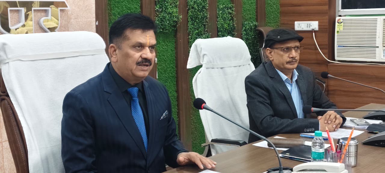 जिलाधिकारी डॉ दिनेश चंद्र सिंह