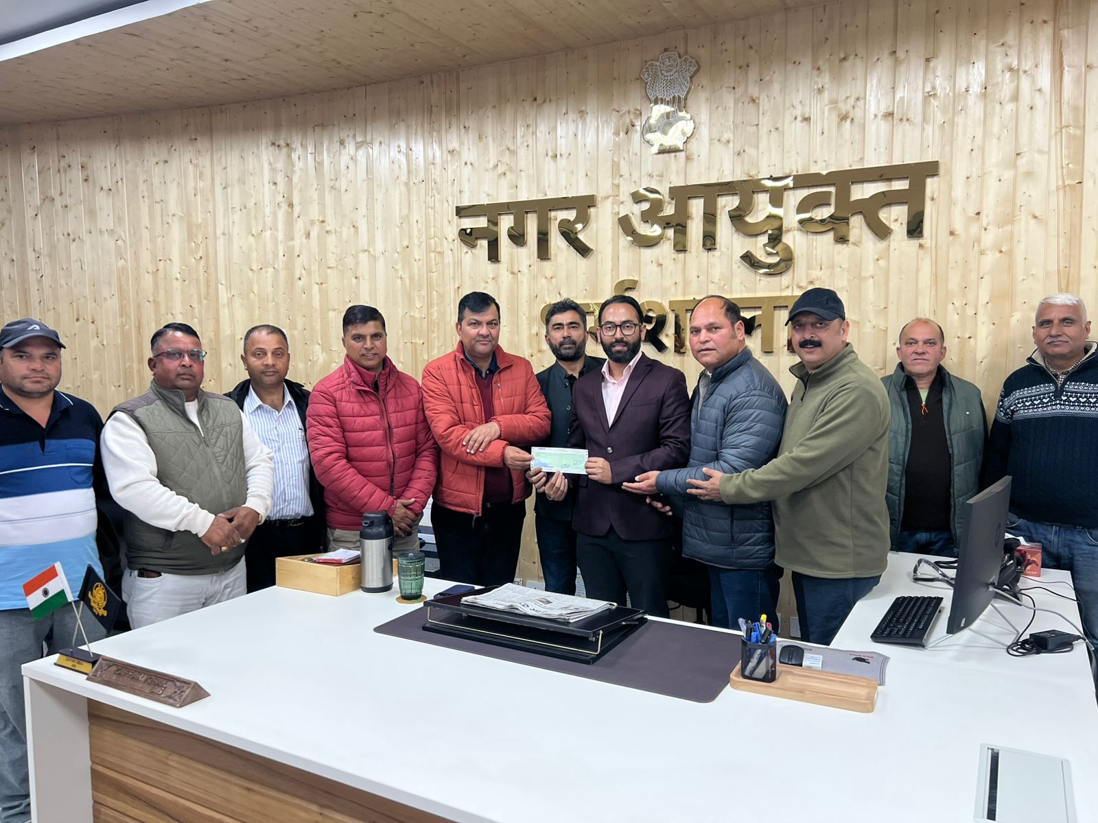 नगर निगम आयुक्त से मिलते हुए होटल एसोसिएशन के पदाधिकारी।