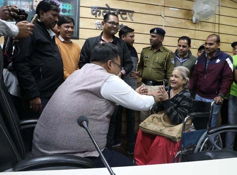 इंदौर में कलेक्टर शिवम वर्मा ने की जनसुनवाई