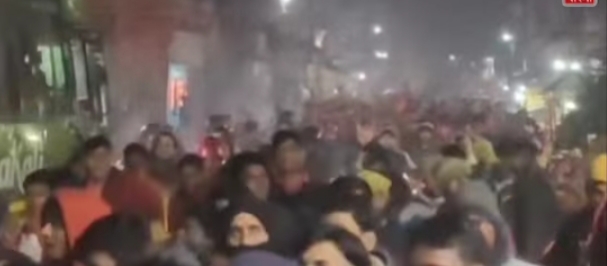 दांतान में बजरंग दल की पदयात्रा करते युवक