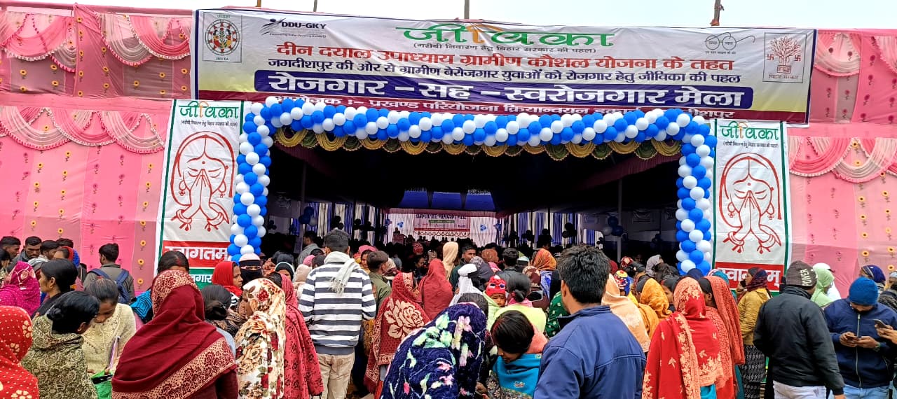 मेला में मौजूद लोग मेला में मौजूद लोग