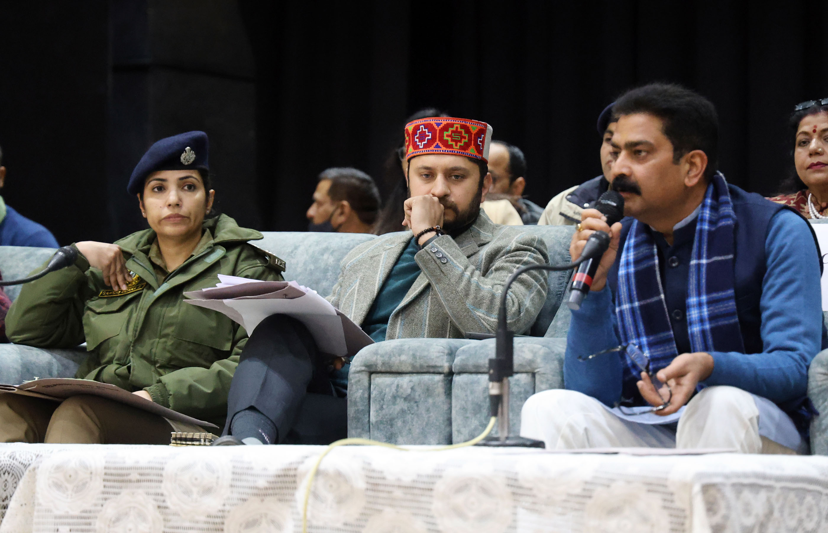 शिवरात्रि मेले की आम सभा की बैठक की अध्यक्षता करते हुए विधायक चंद्रशेखर। शिवरात्रि मेले की आम सभा की बैठक की अध्यक्षता करते हुए विधायक चंद्रशेखर।