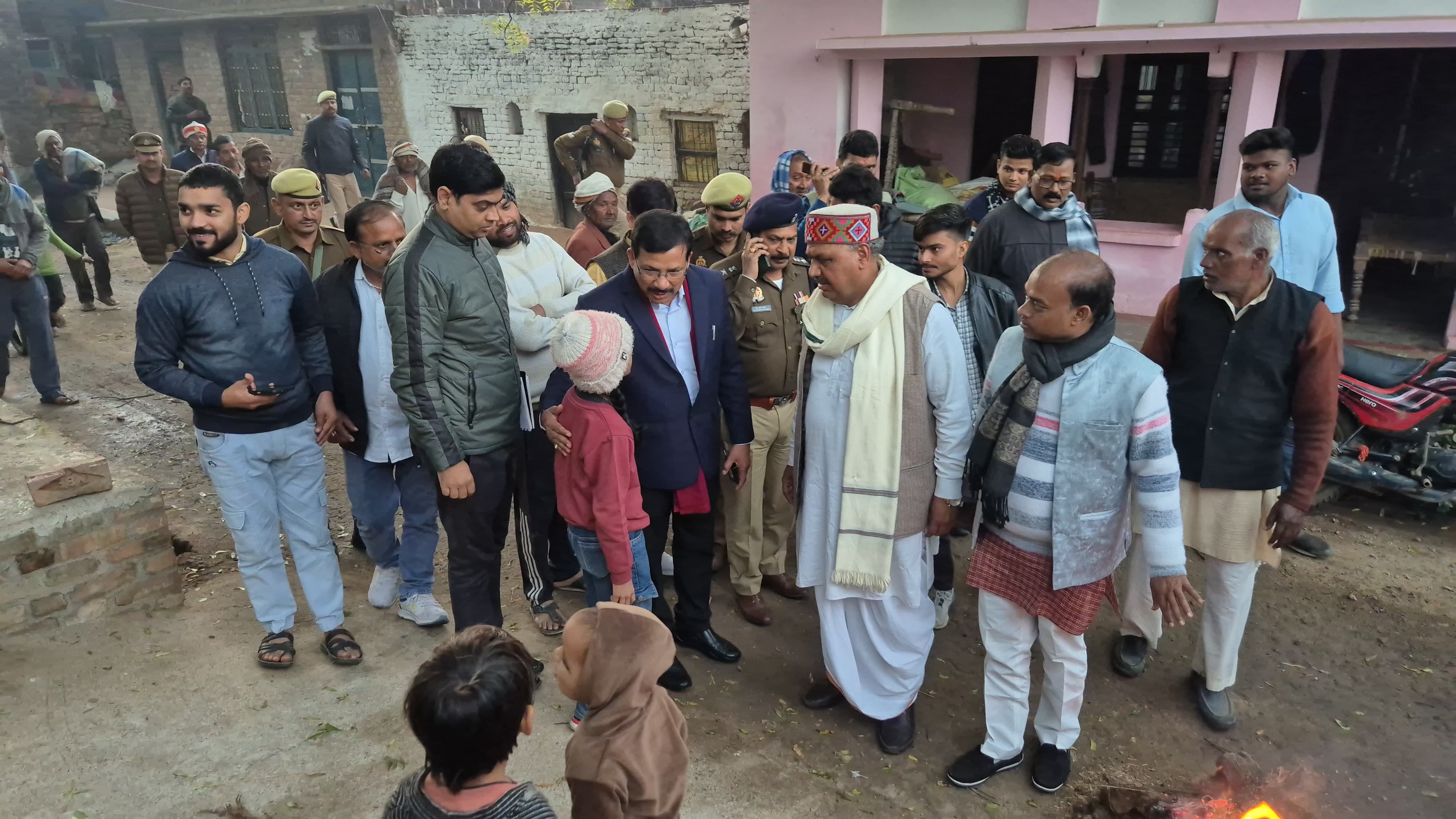 ग्रामीणों की समस्याएं सुनते जिलाधिकारी ग्रामीणों की समस्याएं सुनते जिलाधिकारी