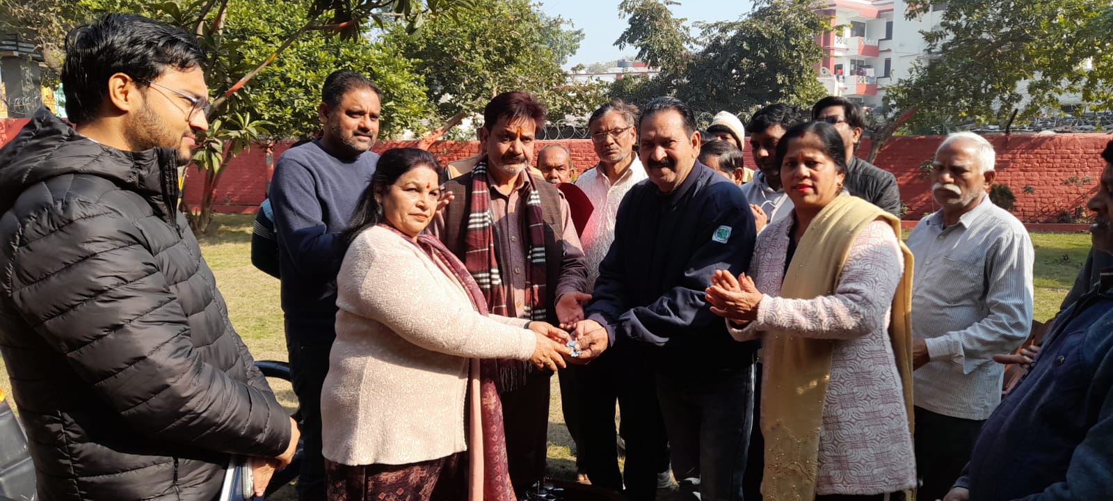 स्ट्रीट वेंडर्स को चाबी सौंपती नेयर