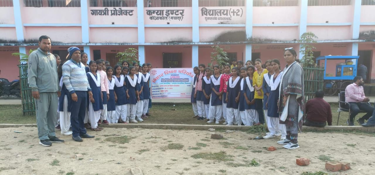 प्रशिक्षण प्राप्त किये छात्राएं