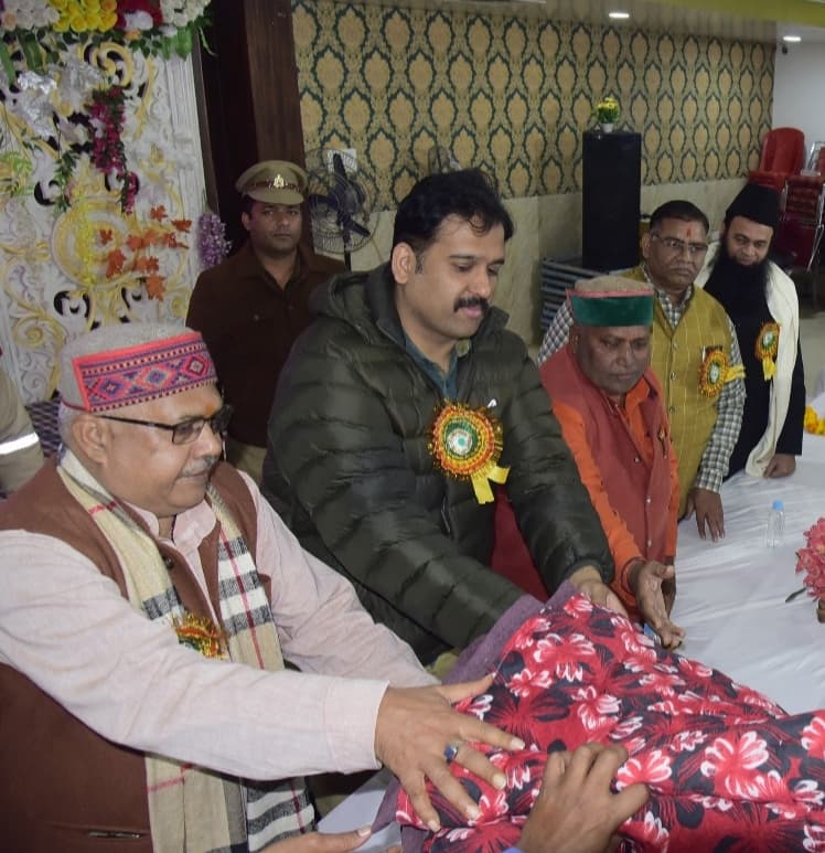 रजाई वितरण करते राज्य ललित कला अकादमी के उपाध्यक्ष एवं पुलिस कप्तान रजाई वितरण करते राज्य ललित कला अकादमी के उपाध्यक्ष एवं पुलिस कप्तान