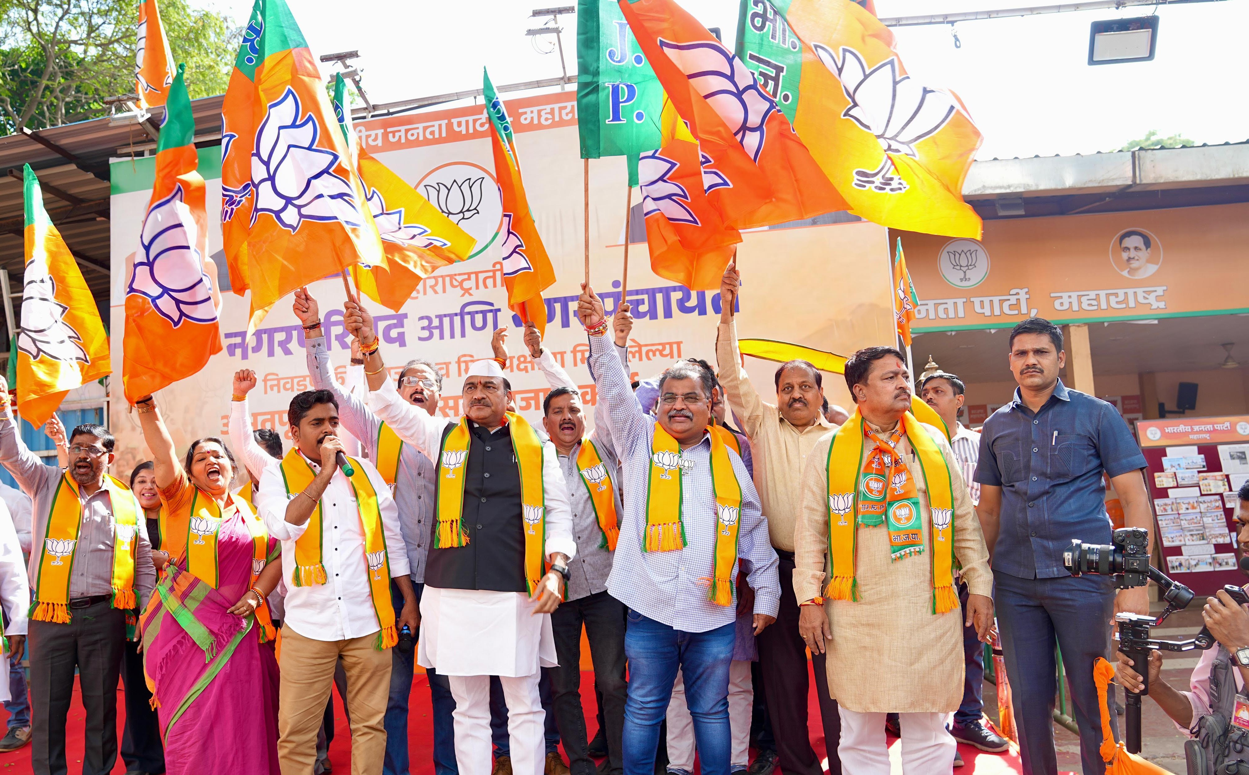 महाराष्ट्र भाजपा के अध्यक्ष रविंद्र चव्हान और भाजपा के अन्य पदाधिकारी जित का जश्न मनाते हुए