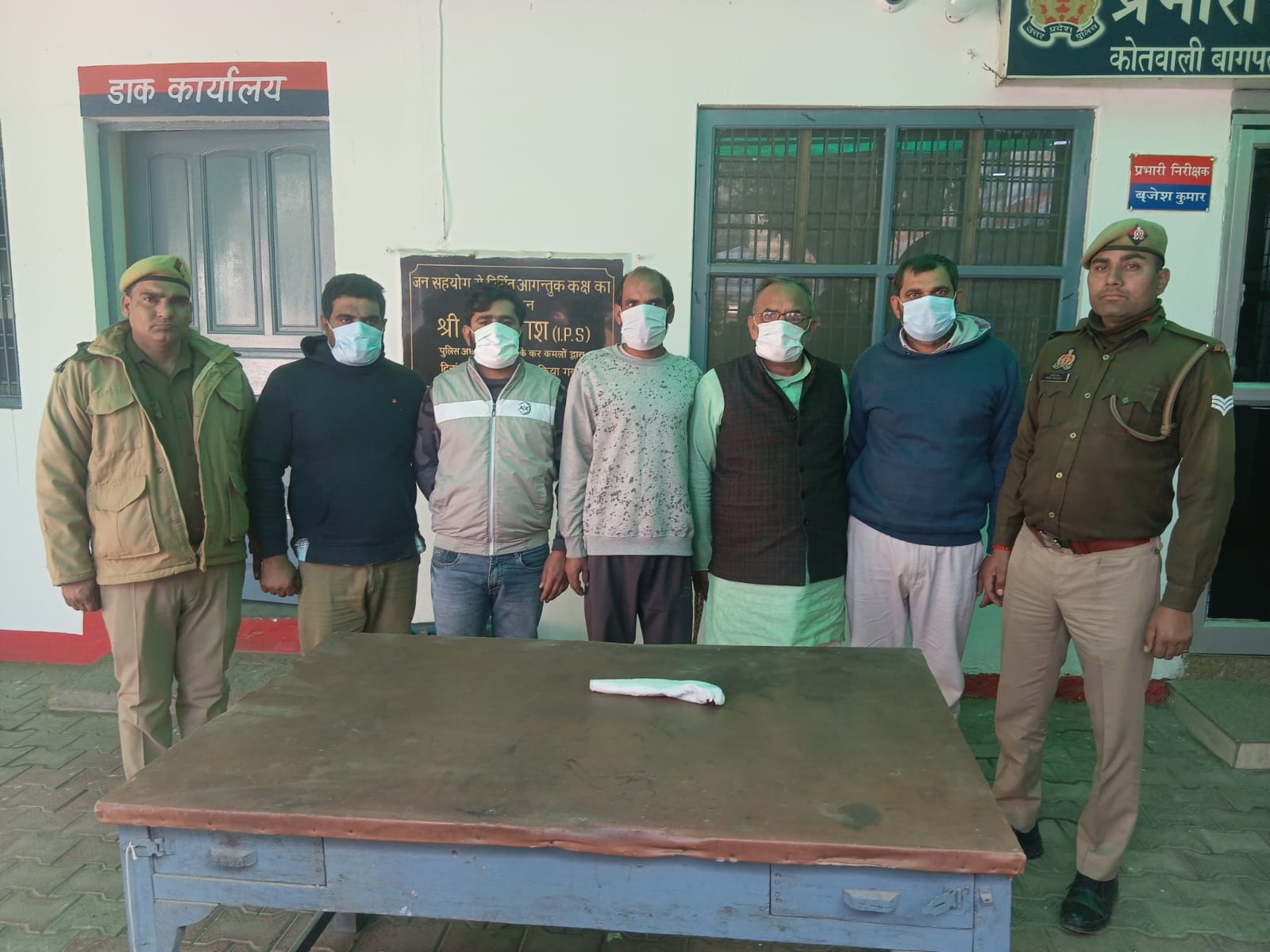 बागपत कोतवाली पुलिस द्वारा पकड़े गए पांचो आरोपीत