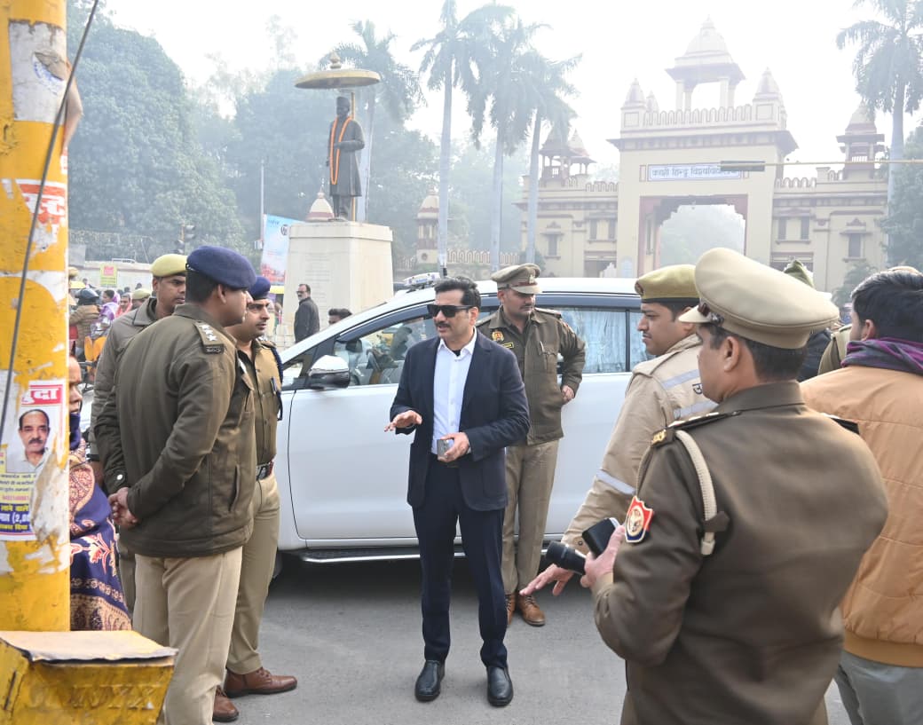 पुलिस कमिश्नर अफसरों के साथ पुलिस कमिश्नर अफसरों के साथ
