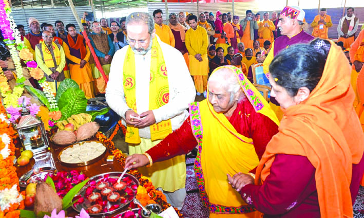 पूजा-अर्चना कर भोजनालय का शुभारम्भ करते हुए