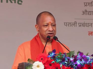 Chief Minister  योगी आदित्यनाथ मंच से बाेलते हुए