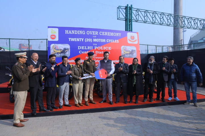 दिल्ली पुलिस को मोटर साइकिल भेट करते डीडीसीए अध्यक्ष रोहन जेटली दिल्ली पुलिस को मोटर साइकिल भेट करते डीडीसीए अध्यक्ष रोहन जेटली