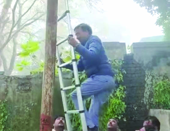 खंबे पर चढ़े विधायक वीरेन्द्र जाती