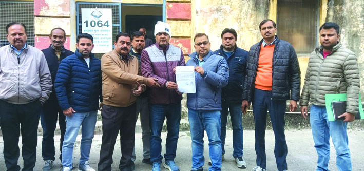 तहरीर देने जाते विद्युत कर्मी