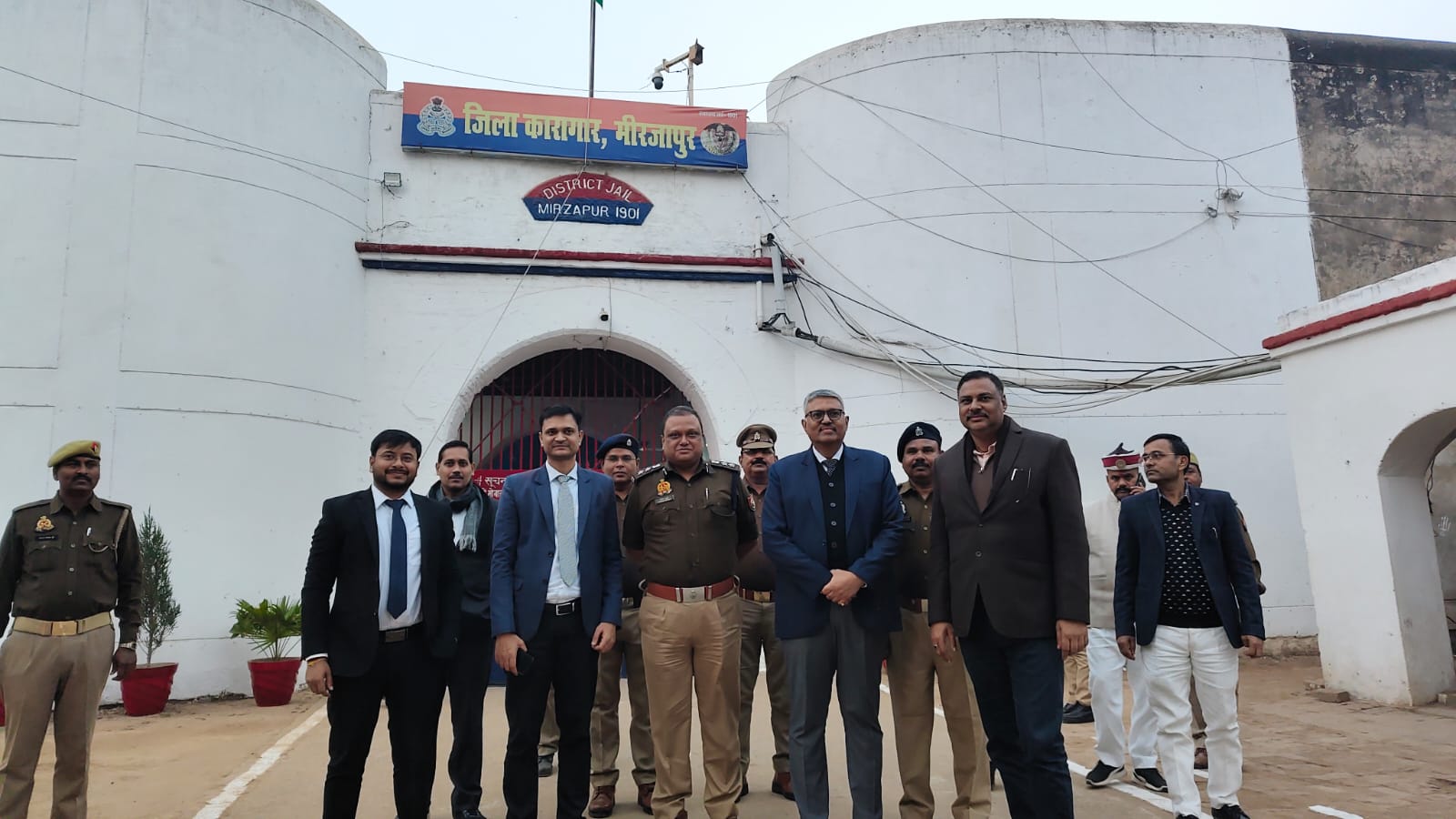 जिला कारागार का निरीक्षण कर बाहर निकलते न्यायाधीश–डीएम–एसएसपी जिला कारागार का निरीक्षण कर बाहर निकलते न्यायाधीश–डीएम–एसएसपी