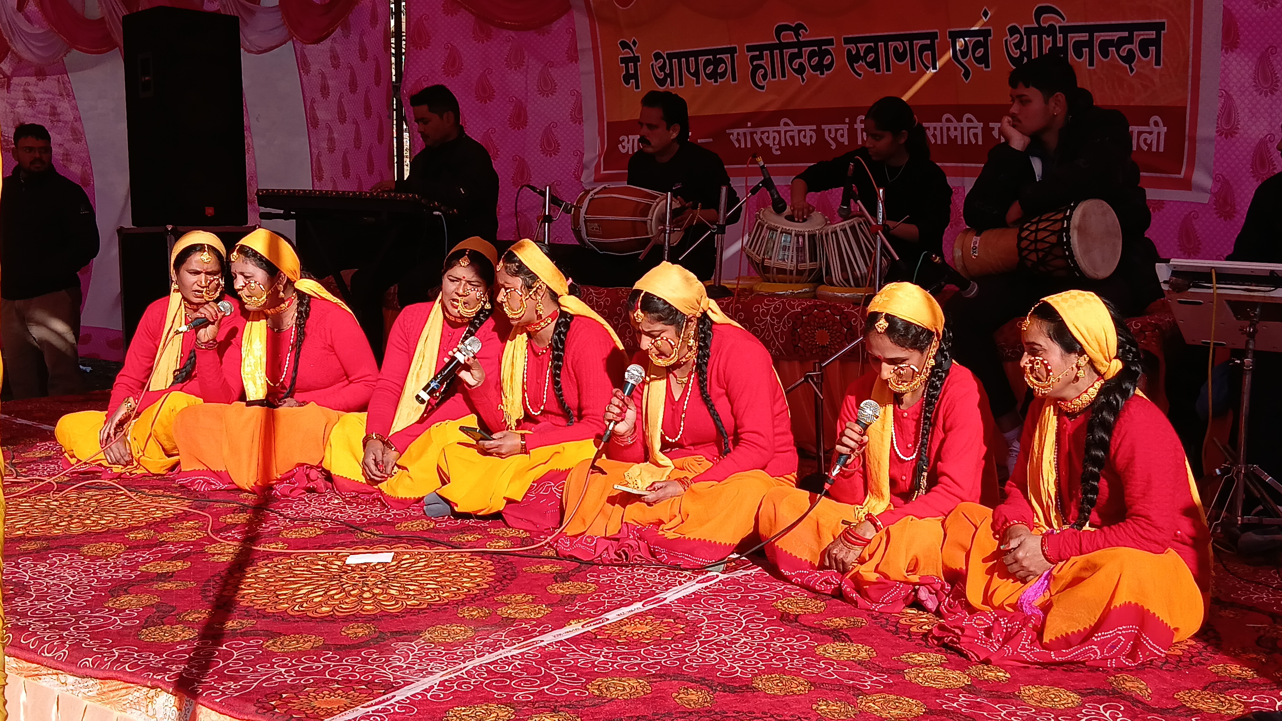 ल्वाली में आयोजित कार्यक्रम में प्रस्तुति देती महिलाएं