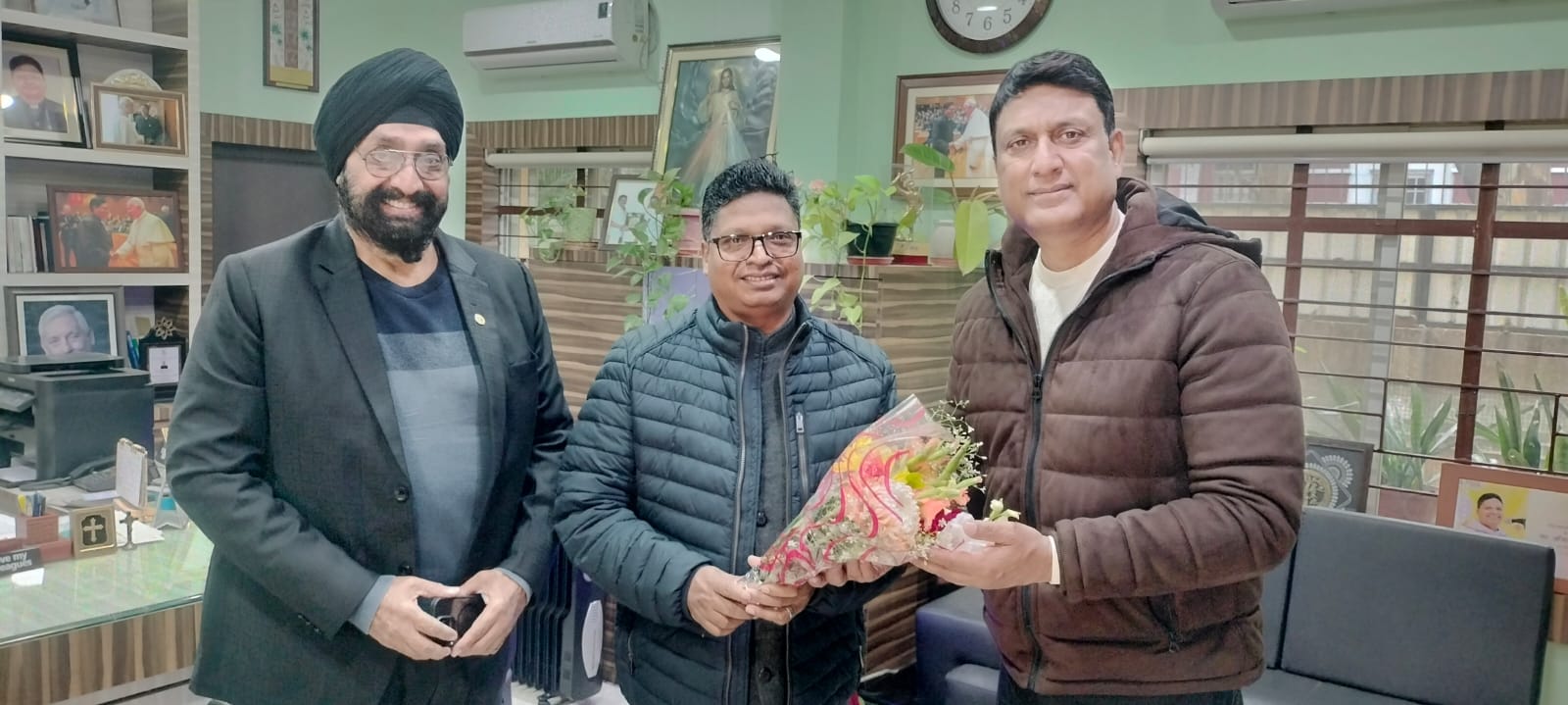 मुलाकात करते अजय शहदेव और फादर अजीत खेस