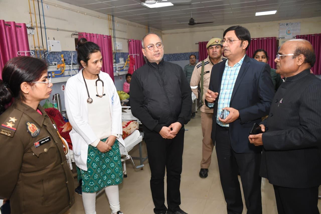 बालिका को के विषय में जानकारी करते बाल कल्याण समिति न्यायपीठ देवेंद्र प्रताप सिंह बालिका को के विषय में जानकारी करते बाल कल्याण समिति न्यायपीठ देवेंद्र प्रताप सिंह