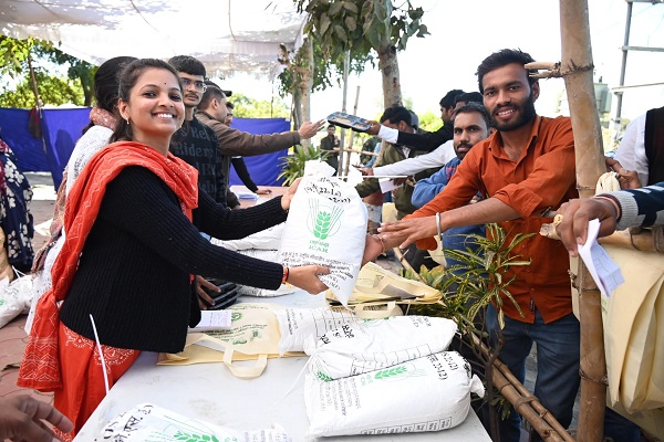 अब किसान ग्रीष्म कालीन में करेंगे सोयाबीन की खेती, नई किस्‍म के बीज वितरित